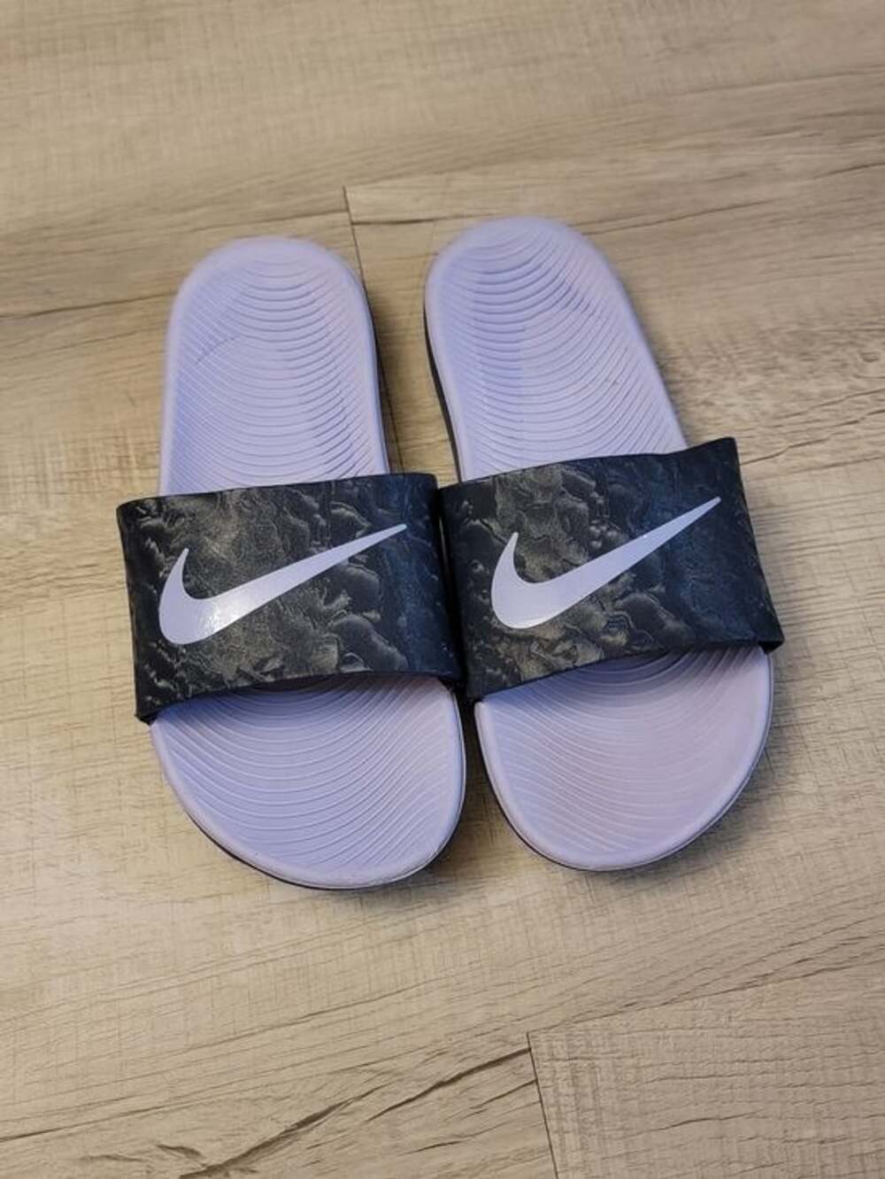 Nike Lavender Slide Sandals with Black Strap kids size 6Y